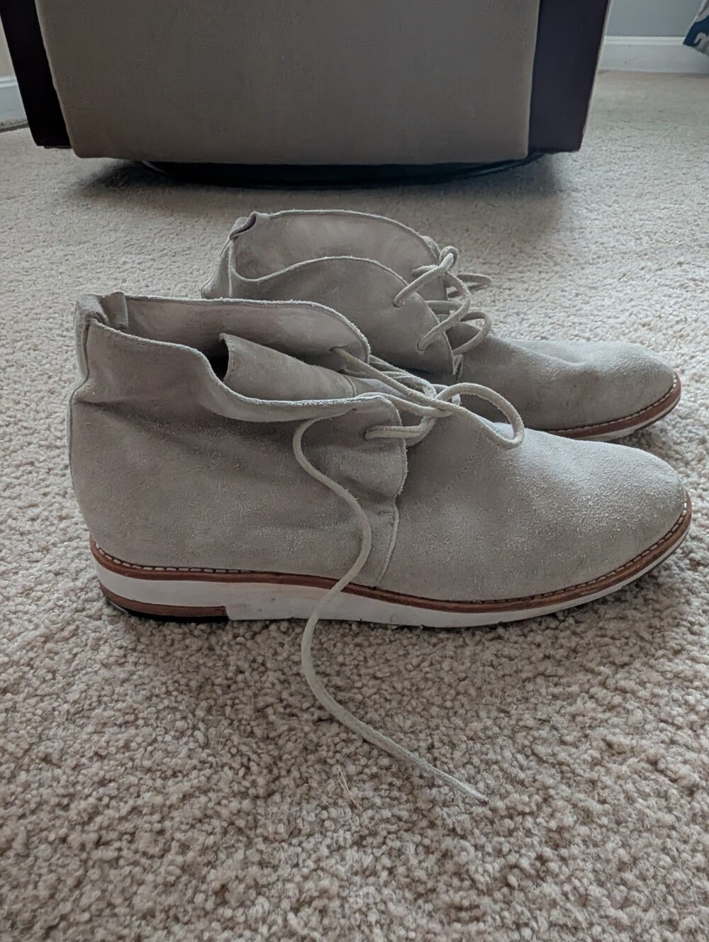 Matt Bernson Hyland Suede Chukka Boots in Light Gray